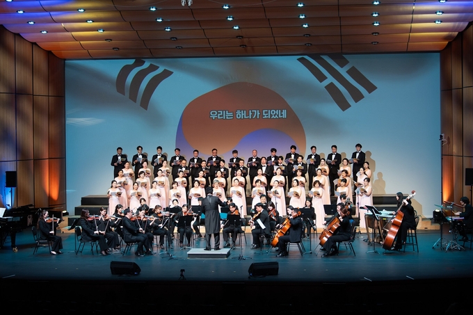 ▲ 새마을운동 제창 55주년을 기념해 특별히 제작된 창작칸타타 ‘동방의 빛’을 구미시새마을여성합창단이 공연을 펼치고있다.