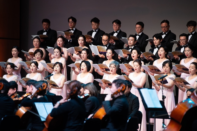 ▲ 새마을운동 제창 55주년을 기념해 특별히 제작된 창작칸타타 ‘동방의 빛’을 구미시새마을여성합창단이 공연을 펼치고있다.