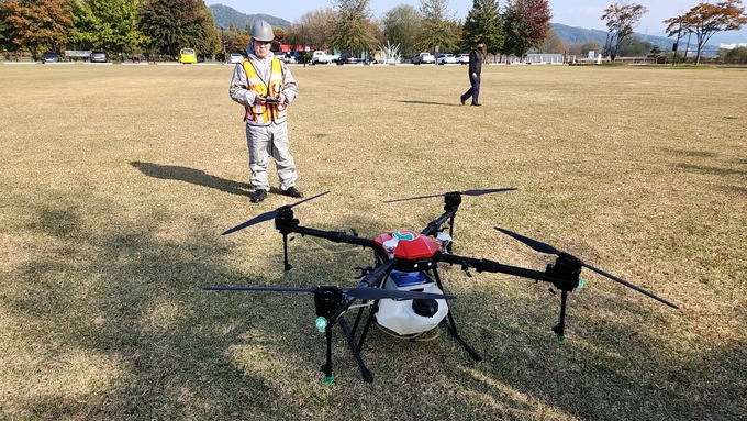 ▲ 낙동강체육공원에서 경북도, 축협, 생산자단체 등 관계기관이 참여한 가운데 구제역 발생 대비 가상방역훈련(CPX)일환으로 드론으로 방역을 실시 하고있다.