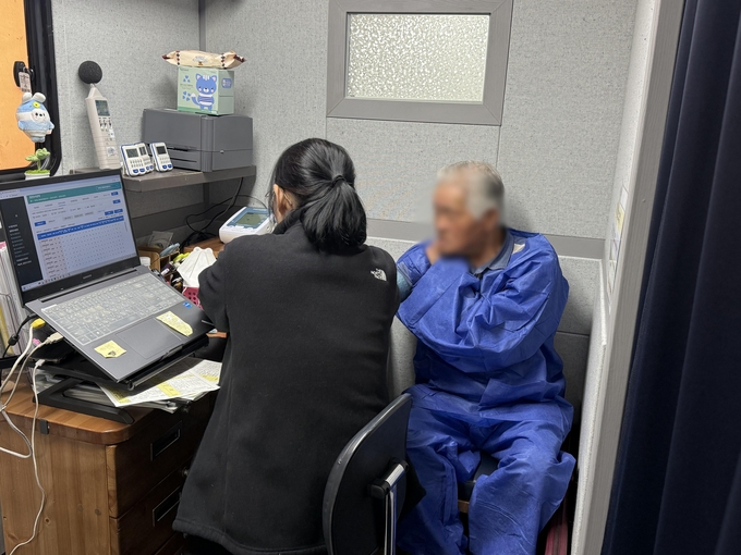 ▲ 한 어르신을 대상으로 국민건강영양조사를 실시하고 있다