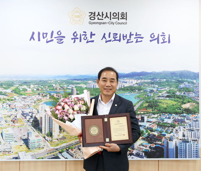 ▲ 경산시의회 권중석 운영위원장이 2025년 대한민국 시군자치구의회 의장협의회가 수여하는 영예의 ‘대한민국 지방의정봉사상’을 수상했다. 경산시의회.