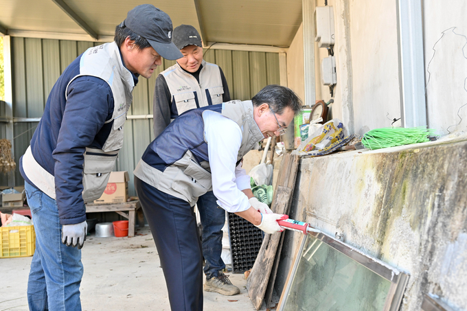 ▲ 김진열 군위군수가 4일 효령면 장기1리 현장을 방문해 기동반 운영상황을 점검하고, 실제 접수된 생활민원을 기동팀과 함께 해결하고 있다. 군위군