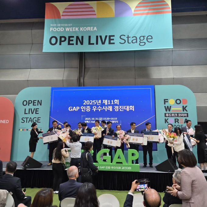 ▲ 예천참복숭아사업단(대표 김영복)이 농림축산식품부 주최 ‘2025 농산물우수관리(GAP) 우수사례 전국 경진대회’에서 동상을 수상하는 장면,예천군 제공