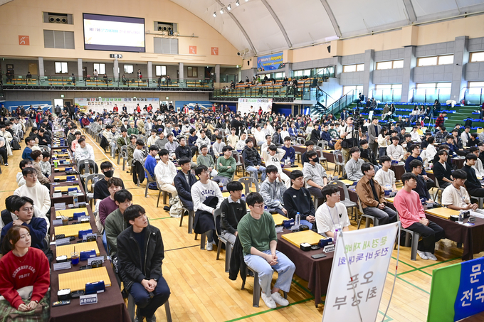 ▲ 문경실내체육관에서 열린 지난해 문경새재배 전국 바둑대회에 전국에서 모인 프로·아마 등의 바둑 동호인들이 경기방식을 듣고 있다.