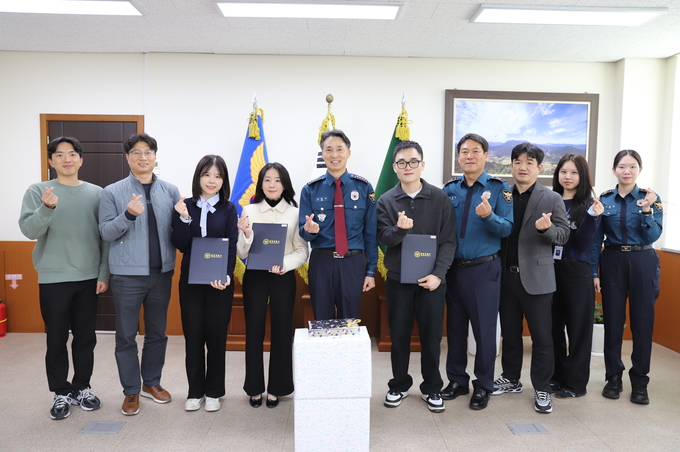 ▲ 문경경찰서 서장실에서 열린 ‘웹툰형 학교폭력 설문지 활용사례 수기 공모전 시상식’에서 김말수 서장(가운데)이 수상자들에게 상장을 수여하고 기념촬영을 하고 있다.