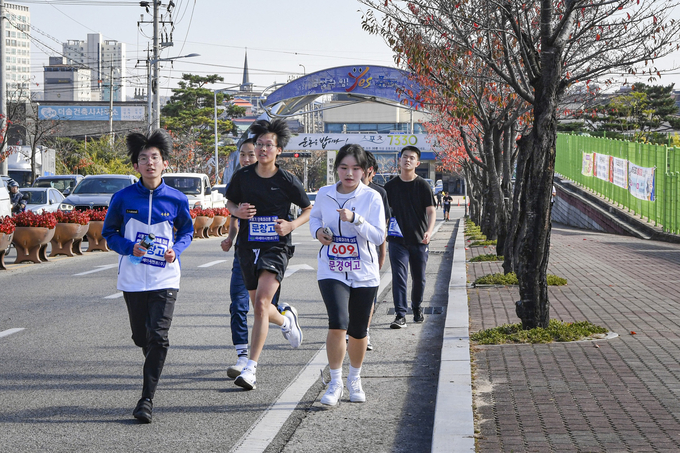 ▲ 문경시민운동장을 출발하는 참가자들이 힘차게 달리고 있다.