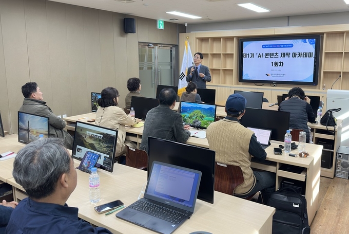 ▲ 지난 4일 경주스마트미디어센터에서 열린 제1기 ‘AI 콘텐츠 제작 아카데미’ 입교식에서 김장주 센터장이 교육과정을 안내하고 있다. 경주시