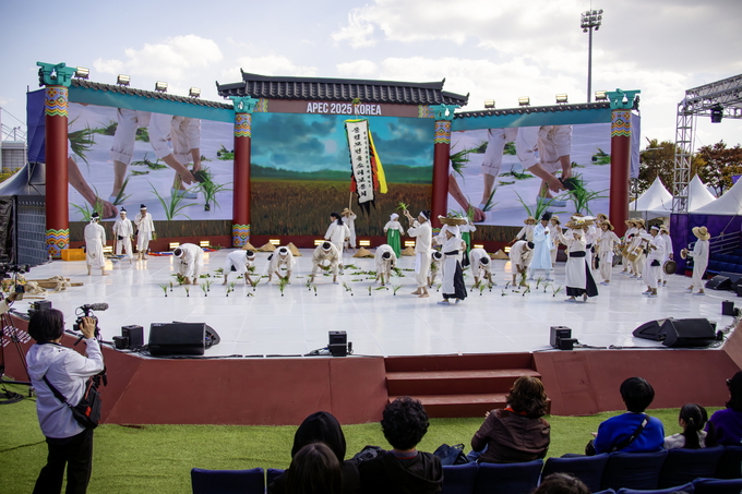 ▲ 경주 APEC 기념 ‘경상북도 무형유산대전’에서 풍년을 기원하며 흥겹게 들소리 공연을 선보이는 문경 모전들소리보존회 회원들.