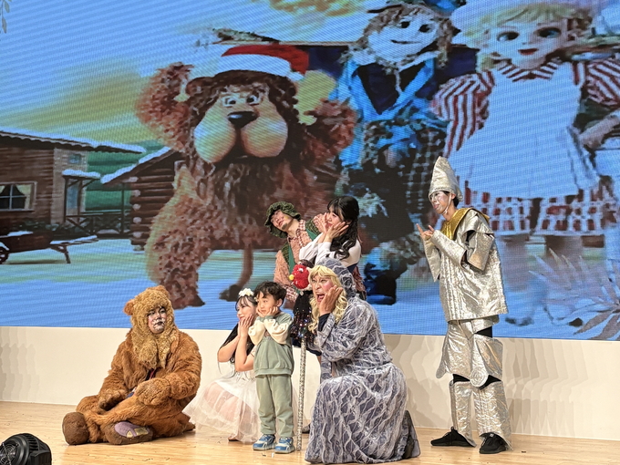 ▲ 경주교육지원청이 지난 4일 화랑마을에서 지역 유치원과 어린이집 유아 및 학부모 200 가족을 대상으로 실시한 가족 뮤지컬 ‘오즈의 마법사’가 공연되고 있다. 경주교육지원청.