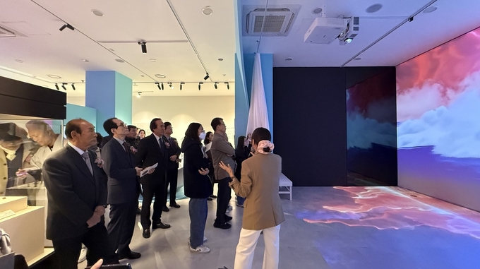 ▲ 삼성현역사문화관 특별기획전 ‘삼성현(三聖賢)이 건네는 위로’ 展 개막식에 참석한 내빈들이 관람을 하고 있다. 경산시.