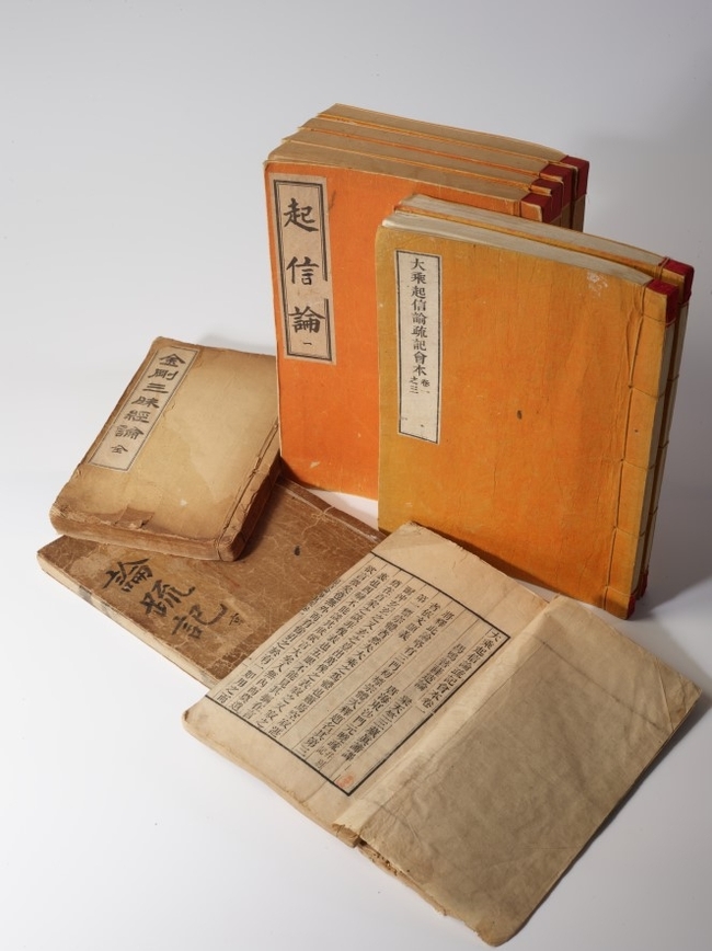 ▲ 삼성현역사문화관 특별기획전  ‘삼성현(三聖賢)이 건네는 위로’ 展 전시유물(근대 출판본 원효의 저서). 경산시.