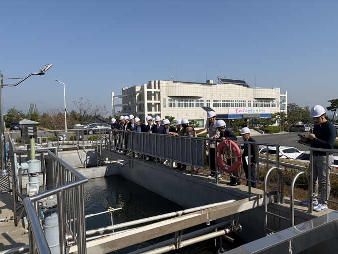 ▲ 5일 태국 푸켓 직업전문학교장 일행이 경산정수장의 고도정수처리 시스템에 깊은 감명을 표하며, 양 지역 간의 물 관리 및 직업 교육 분야 교류에 대한 기대감을 높였다. 경산시.