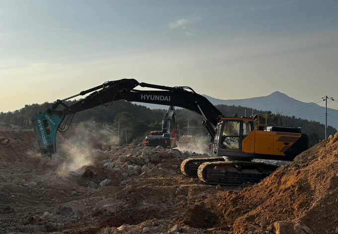 ▲ 포스코이앤씨와 HD현대사이트솔루션이 공동개발한 무인원격 굴착기를 개발, 연수 화태-백야간 도로건설 현장에 실증작업을 하고 있는 모습.