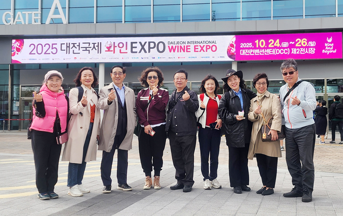 ▲ 대구한의대 미래라이프융합대학 메디푸드HMR산업학과 메디푸드음료연구회(회장 오병석)는 ‘2025 대전국제와인EXPO’ 마지막 날에 맞춰 현장 체험학습을 진행했다. 대구한의대.