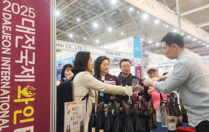 ▲ 대구한의대 미래라이프융합대학 메디푸드HMR산업학과 메디푸드음료연구회(회장 오병석)는 ‘2025 대전국제와인EXPO’ 마지막 날에 맞춰 현장 체험학습을 진행했다. 체험부스를 둘러보는 학생들. 대구한의대.