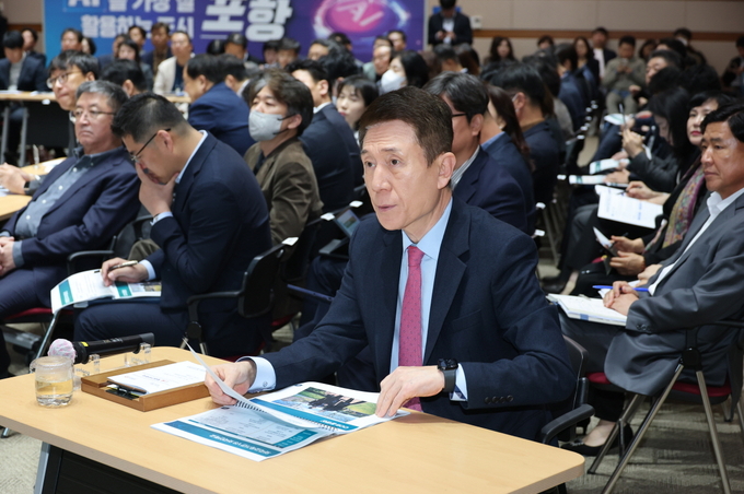 ▲ 이강덕 포항시장이 5일 시청 대회의실에서 열린 ‘11월 확대간부회의’에서 글로벌도시 도약을 위한 현안 추진 방향을 강조하고 있다. 【포항시 제공】