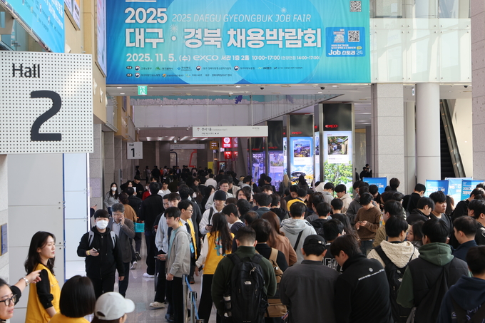 ▲ 대구경북채용박람회가 5일 대구 북구 산격동 엑스코에서 열린 가운데 많은 구직자들로 행사장이 북적이고 있다.김영환 기자 yhk@kyongbuk.com