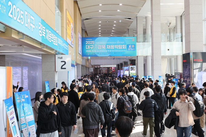 ▲ 대구경북채용박람회가 5일 대구 북구 산격동 엑스코에서 열린 가운데 많은 구직자들로 행사장이 북적이고 있다.김영환 기자 yhk@kyongbuk.com