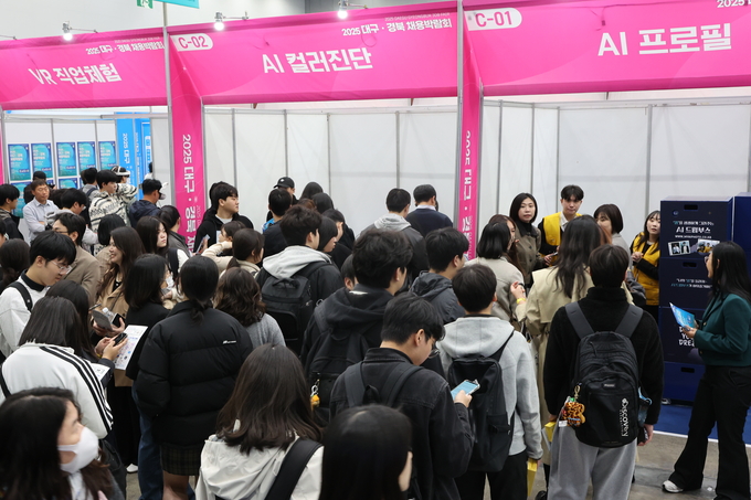 ▲ 대구경북채용박람회가 5일 대구 북구 산격동 엑스코에서 열린 가운데 많은 구직자들로 행사장이 북적이고 있다.김영환 기자 yhk@kyongbuk.com