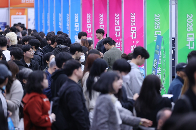 ▲ 대구경북채용박람회가 5일 대구 북구 산격동 엑스코에서 열린 가운데 많은 구직자들로 행사장이 북적이고 있다.김영환 기자 yhk@kyongbuk.com