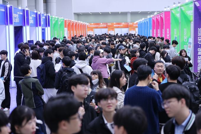 ▲ 대구경북채용박람회가 5일 대구 북구 산격동 엑스코에서 열린 가운데 많은 구직자들로 행사장이 인산인해를 이루고 있다.김영환 기자 yhk@kyongbuk.com