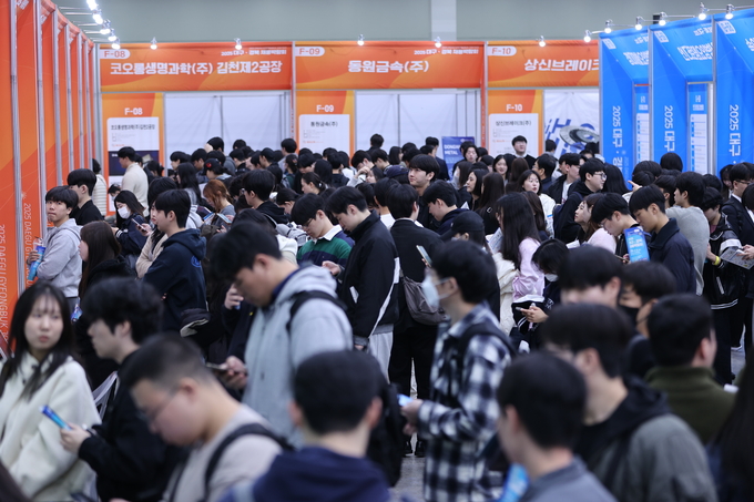 ▲ 대구경북채용박람회가 5일 대구 북구 산격동 엑스코에서 열린 가운데 많은 구직자들로 행사장이 인산인해를 이루고 있다.김영환 기자 yhk@kyongbuk.com