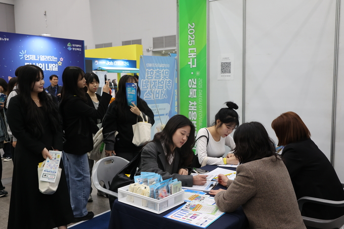 ▲ 대구경북채용박람회가 5일 대구 북구 산격동 엑스코에서 열려 많은 구직자들로 행사장이 붐비는 가운데 구직자들이 현장 상담을 받고 있다.김영환 기자 yhk@kyongbuk.com