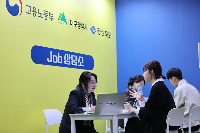 ▲ 대구경북채용박람회가 5일 대구 북구 산격동 엑스코에서 열려 많은 구직자들로 행사장이 붐비는 가운데 구직자들이 현장 상담을 받고 있다.김영환 기자 yhk@kyongbuk.com