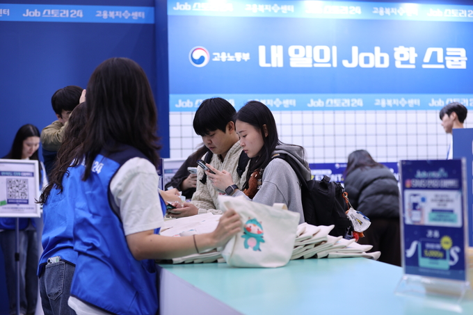 ▲ 대구경북채용박람회가 5일 대구 북구 산격동 엑스코에서 열린 가운데 구직자들이 정보를 알아보거나 이벤트 참여를 하고 있다.김영환 기자 yhk@kyongbuk.com