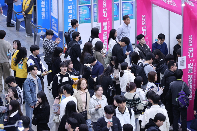 ▲ 대구경북채용박람회가 5일 대구 북구 산격동 엑스코에서 열린 가운데 많은 구직자들로 행사장이 북적이고 있다.김영환 기자 yhk@kyongbuk.com