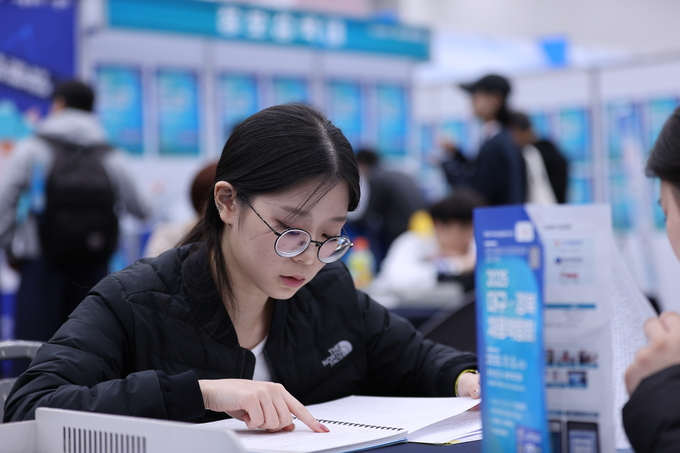 ▲ 대구경북채용박람회가 5일 대구 북구 산격동 엑스코에서 열려 많은 구직자들로 행사장이 북적이는 가운데 한 구직자가 자료를 검토하고 있다.김영환 기자 yhk@kyongbuk.com