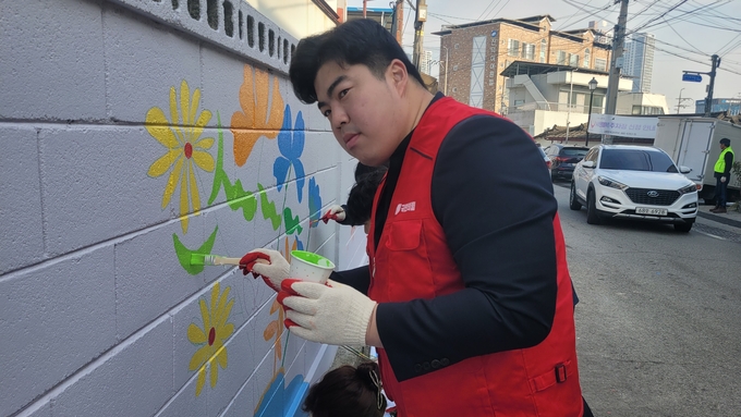 ▲ 국민의힘 구미갑 미래세대위원장인 김정도 시의원이 구미금리단길에 벽화그리기를 하고있다. 이봉한기자
