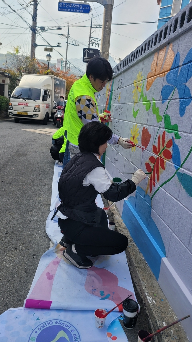 ▲ 구자근 국민의힘 의원 부인인 김송원 여사가 구미보호관찰소 협의회원들과 함께 금리단길에 벽화그리기를 하고있다. 이봉한기자