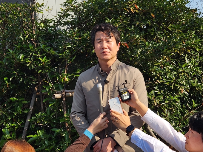 ▲ 6일 오후 포항제철소 2문 앞. 포스코DX 근로자 사망사고와 관련해 이종우 경북경찰청 중대재해수사팀장이 합동감식 진행 상황을 설명하고 있다. 서의수 기자