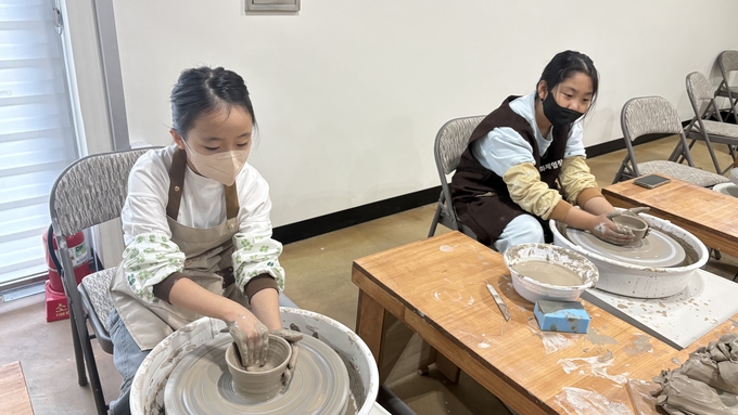 ▲ 도자기 원데이 클래스 전시 등 시범 운영돌입 매주방문객 증가세