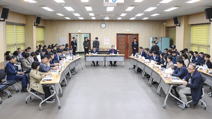 ▲ 신현국 문경시장,이정걸 문경시의회의장그리고 실국소장,각 부서장 등 70여명이 참석한 가운데 ‘2030 문경시 종합발전계획 수립 용역 중간 보고회’를 개최하고 있다