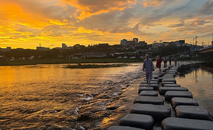 ▲ 영천관광 전국사진공모전 입상작-침수교를 건너며(오경택). 영천시 제공