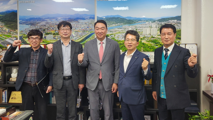 ▲ 영주시 관계자들은 정희용 국회의원을 면담하고 내년도 국가예산 반영 필요성을 설명했다