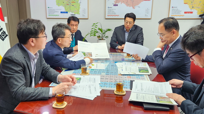 ▲ 유정근 영주시장 권한대행이 임종득 국회의원을 만나 사업을 설명하고 있다