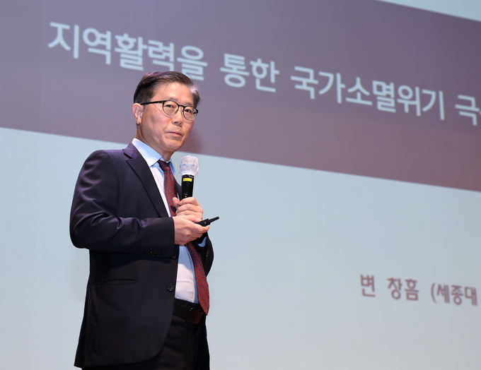 ▲ 4일 의성문화회관에서 열린 정례조회에서 변창흠 세종대학교 교수가 ‘지역활력을 통한 국가소멸위기 극복 방안과 의성군의 과제’를 주제로 강연하며 마이크를 들고 지방의 구조적 혁신 필요성을 강조하고 있다. 의성군