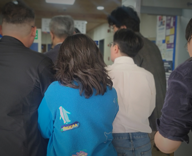 ▲ 4월 24일, 경북 의성 산불 발화 혐의로 구속영장 심사를 받기 위해 대구지법 의성지원에 출석한 피의자들이 취재진에 둘러싸여 법정으로 향하고 있다. 김동현 기자 jhass80@kyongbuk.com