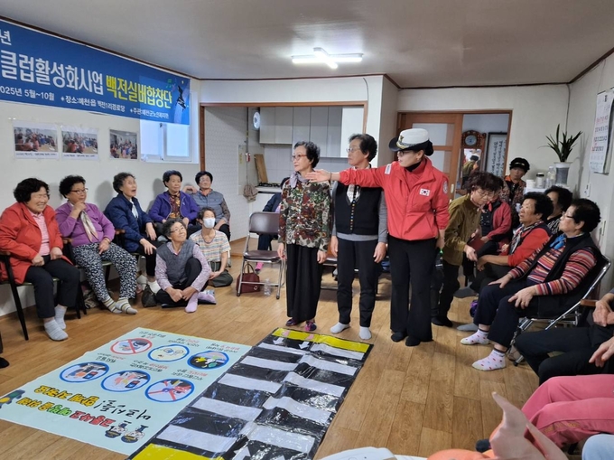 ▲ 예천군이 지역 어르신들의 생활 속 안전사고를 예방하고 재난 대응 능력을 높이기 위해 ‘2025년 찾아가는 취약계층 안전교육’을 운영 하는 장면,예천군 제공