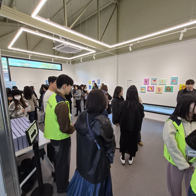 ▲ 경산시학교밖청소년지원센터는 5일부터 8일까지 나흘간 경산 역전마을 아트센터에서 ‘경산시 꿈드림 미술展 – 나의 색, 나의 이야기’를 개최한다. 경산시.