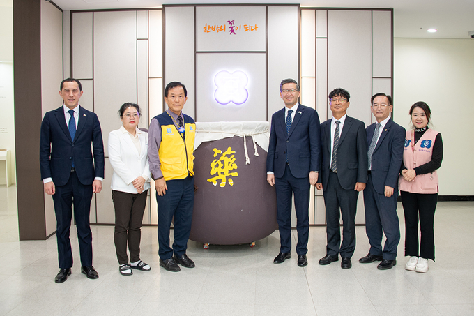 ▲ 경산동의한방촌을 방문해 기념촬영하는 알리쉐르 아브두살로모프 주한 우즈베키스탄 대사(오른쪽에서 네번째). 경산동의한방촌.