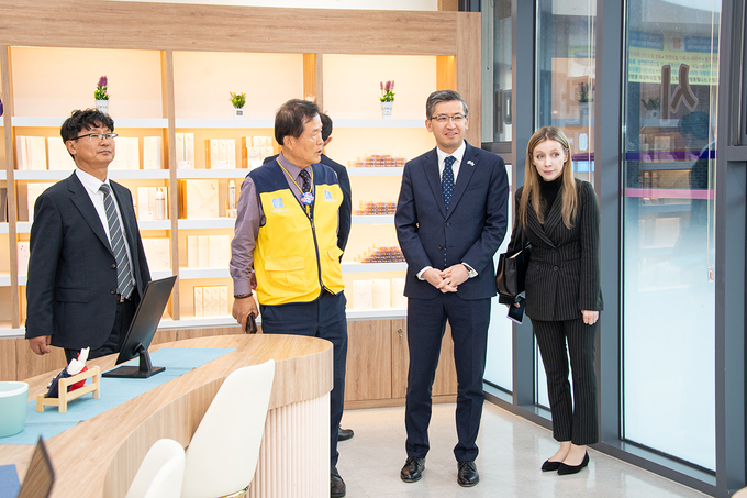 ▲ 경산동의한방촌을 방문해 내부를 둘러보는 알리쉐르 아브두살로모프 주한 우즈베키스탄 대사 일행. 동의한방촌.