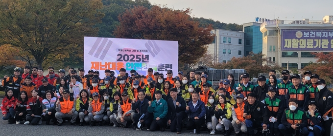 ▲ ‘2025년 재난대응 안전한국훈련’에 참가한 정성현 구미시 부시장이 경찰, 소방, 의용소방대, 구미시, 구미보건소, 경찰, 한국전력 등 관계자들과 기념촬영 하고있다. 이봉한기자