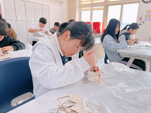 ▲ 은풍초등학교가  5일, 기초학력 정서지원 프로그램의 일환으로 ‘친구와 함께하는 진로체험’을 진행 했다 사진은 참가 학생이 로봇 관련 작품을 만들고 있는 장면, 예천교육지원청 제공