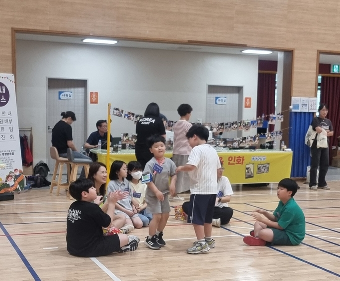 ▲ 청송교육지원청이 진행한 마을학교 운동회 참가 학생들이 즐거운 한 때를 보내고 있다.