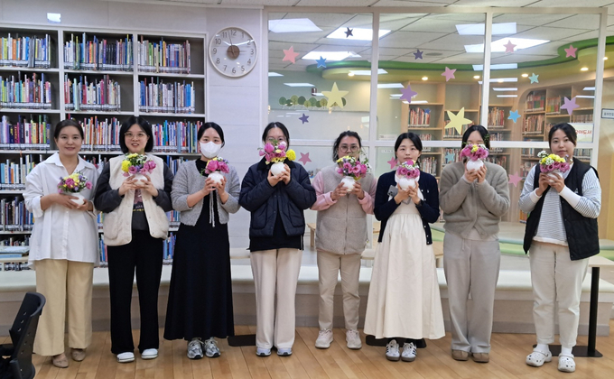 ▲ 김천시립도서관이 운영한 ‘독서태교 육아힐링 프로그램’에 참여한 임산부와 예비부모들이 3주간의 과정을 끝낸후 함께 기념사진을 찍고 있다.