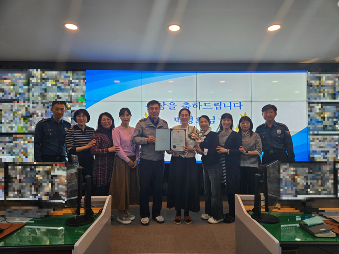 ▲ 구미경찰서가 구미지역 70대 어르신의 실종신고시 신속한 관제활동으로 무사히 가족품으로 인도한 CCTV 관제센터 요원에게 감사장을 전달하고 단체 기념촬영 하고있다.